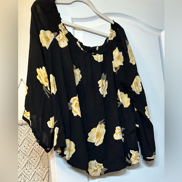 Maurice’s Black & Yellow floral long sleeve top - Picture 1 of 1